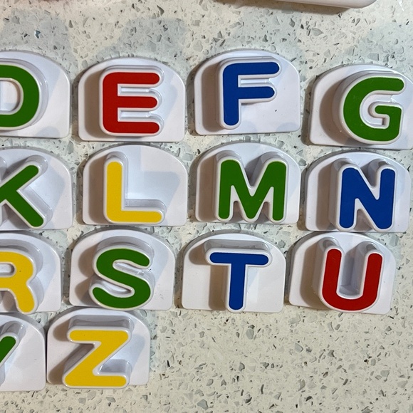 Tad’s Fridge Phonics by Leap Frog. Complete with 26 Letters and 3 Photo Frames. - Picture 3 of 6